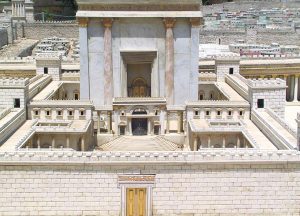 Antiken Tempel mit verzierten Säulen, Treppen und umgebenden Innenhöfen.