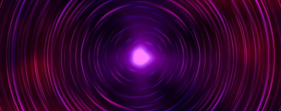 Ein lebendiger, leuchtender violetter Wirbel mit strahlenden kreisförmigen Wellen auf dunklem Hintergrund.