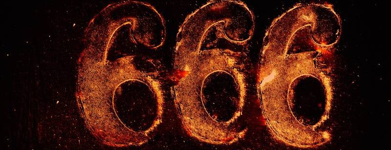 Feurige orangerote Zahl „666“ auf schwarzem Hintergrund, mit, leuchtenden Effekt.